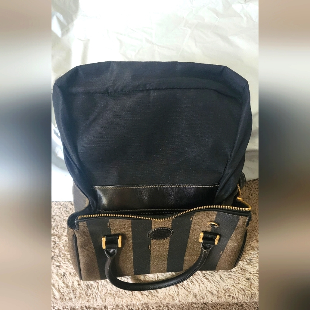 FENDI Vintage ‘Peguin’ EUC Satchel that can convert to Cross-Body/Shoulder Bag 🔥 - Picture 11 of 15